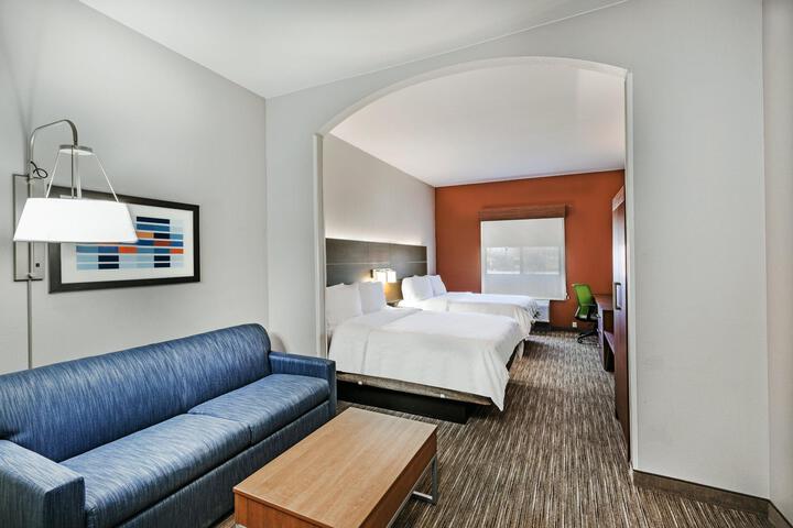 2 Queen Beds (1 of 15)
