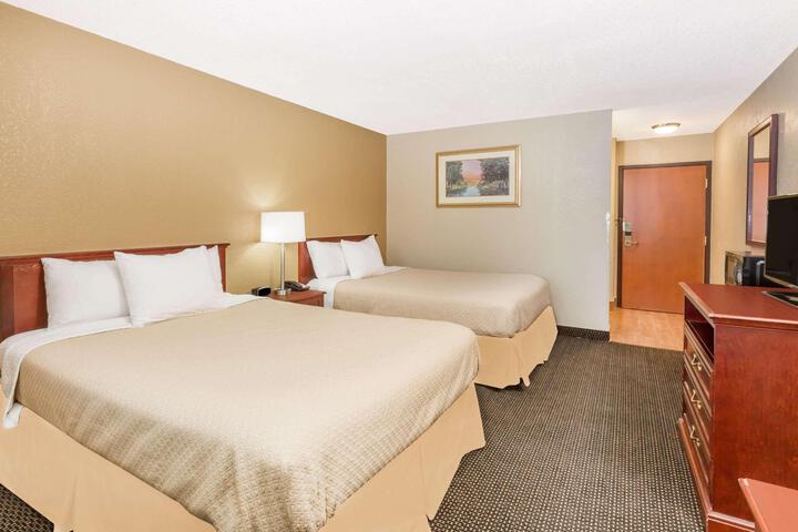 Queen Bed Accessible (3 of 5)