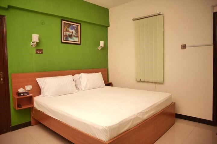 Room 5 of 12