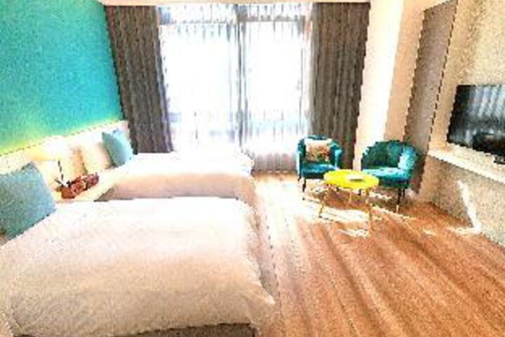 Room 4 of 28