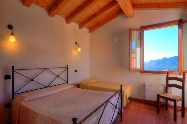 Room 5 of 18