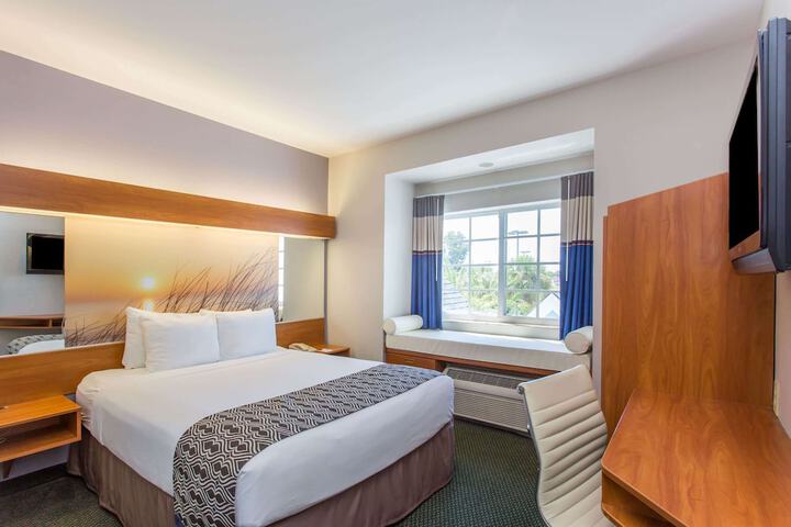 1 Queen Bed (4 of 12)