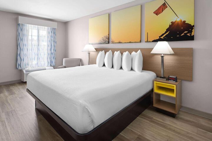 1 King Bed (6 of 8)