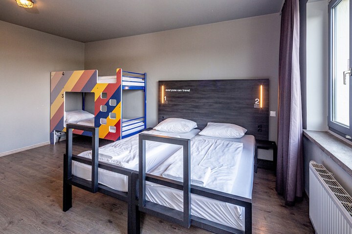 Room 10 of 32