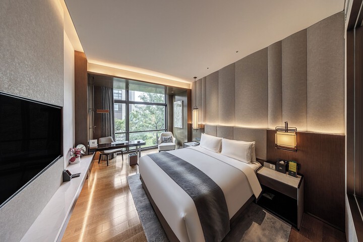 Room 12 of 83