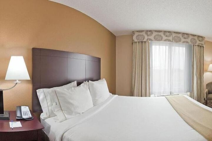 1 King Bed (10 of 20)