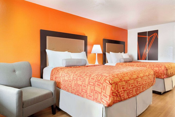 1 Queen Bed Mobility Accessible (10 of 14)