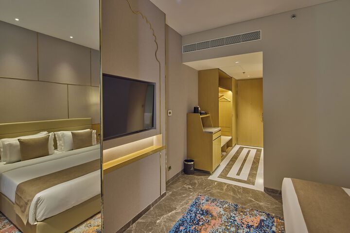 Room 9 of 126
