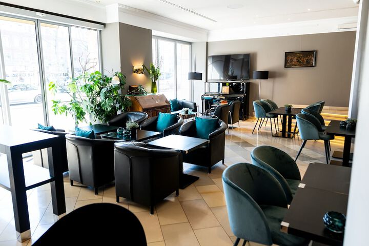 Lounge 87 of 102