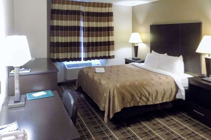 1 King Bed (4 of 10)