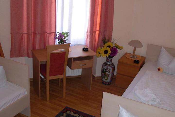 Room 13 of 33