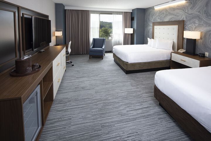 2 Queen Beds (1 of 3)