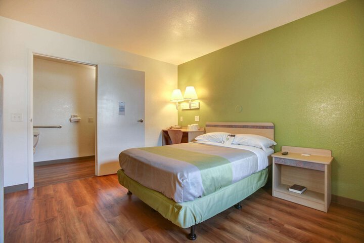 1 King Bed (10 of 10)