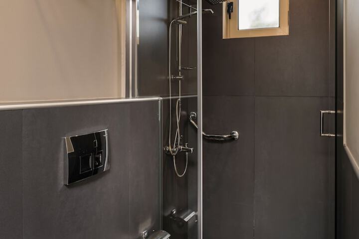 Room 35 of 65