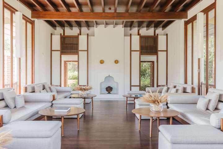 Lounge 4 of 7