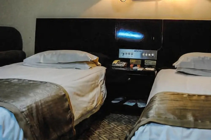 Room 5 of 8