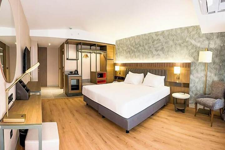 Room 6 of 7