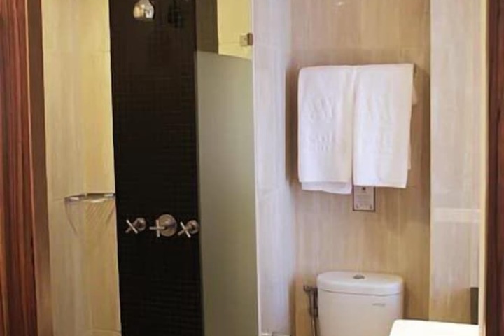 Room 9 of 13