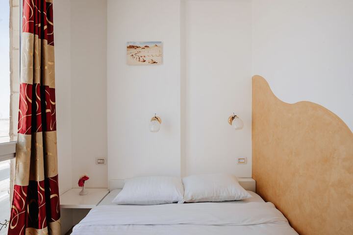 Room 6 of 98