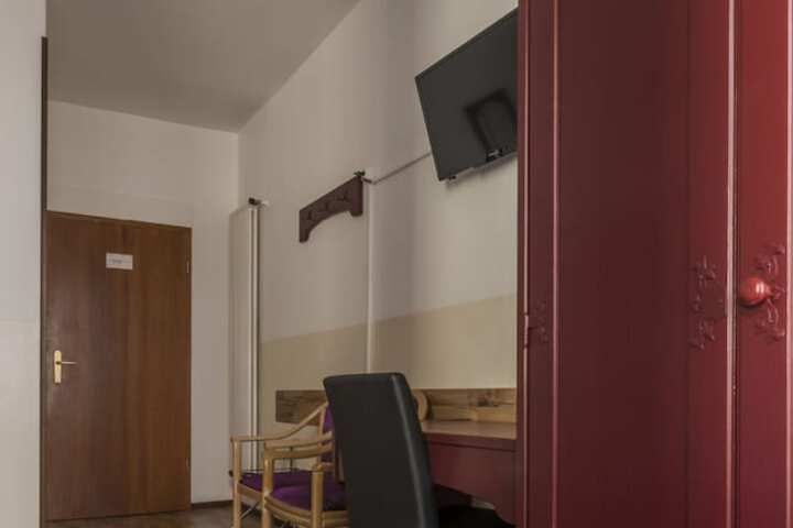 Room 13 of 40