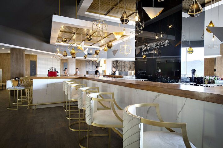 Lounge 106 of 155