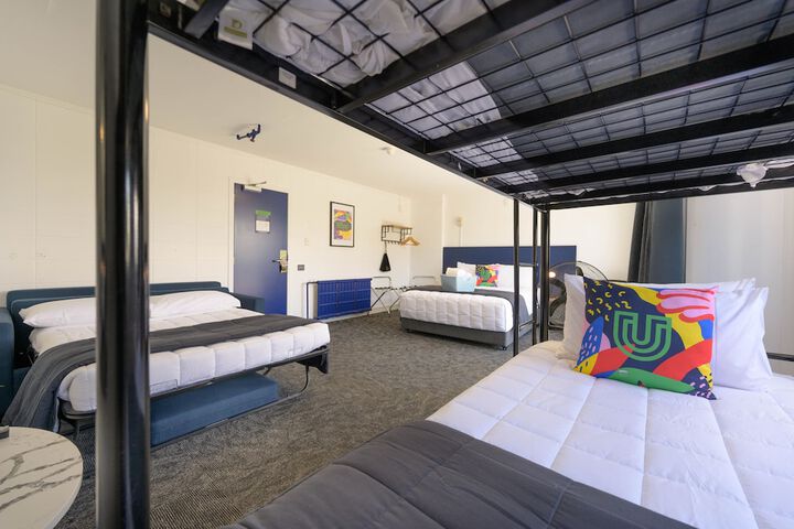 Room 9 of 165