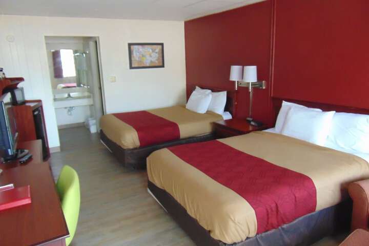 2 Queen Beds (5 of 10)