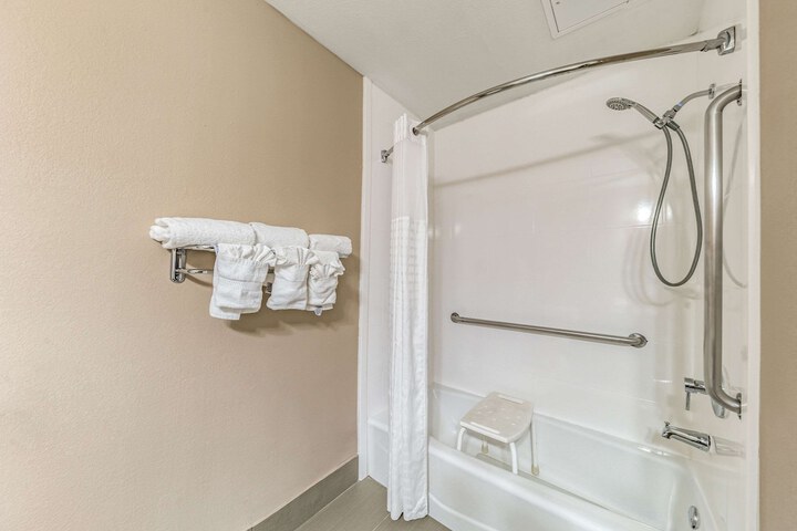 1 King Bed (2 of 12)