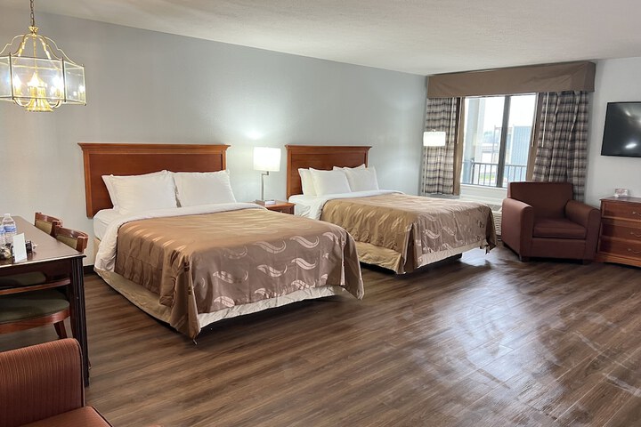 1 King Bed (6 of 42)