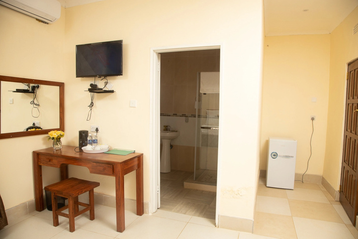 Room 5 of 9