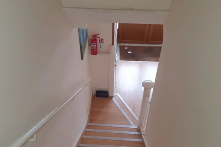 Room 7 of 12