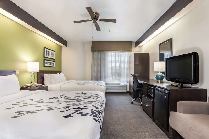 2 Queen Beds (7 of 9)