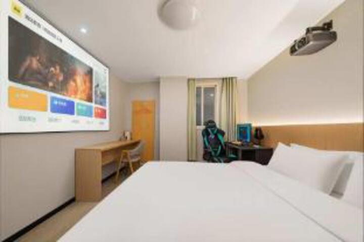 Room 8 of 9