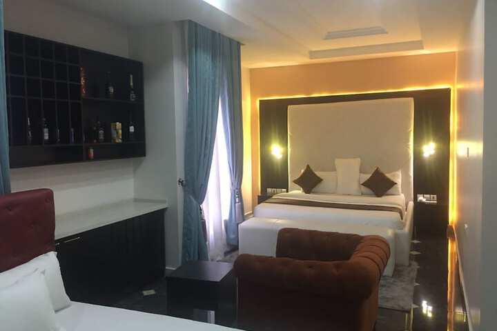 Room 15 of 33