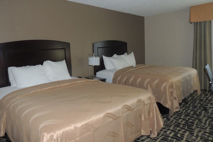 2 Queen Beds (13 of 19)