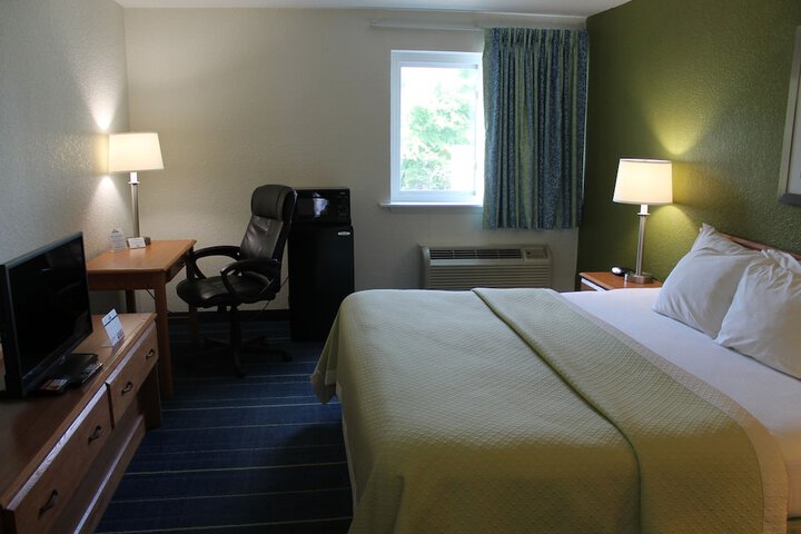 1 King Bed (13 of 16)