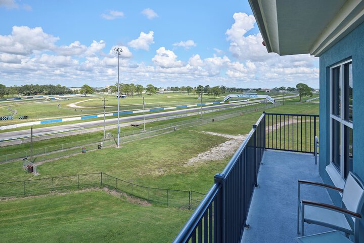 Classic Double Bed Parking Lot View No Balcony (8 of 8)