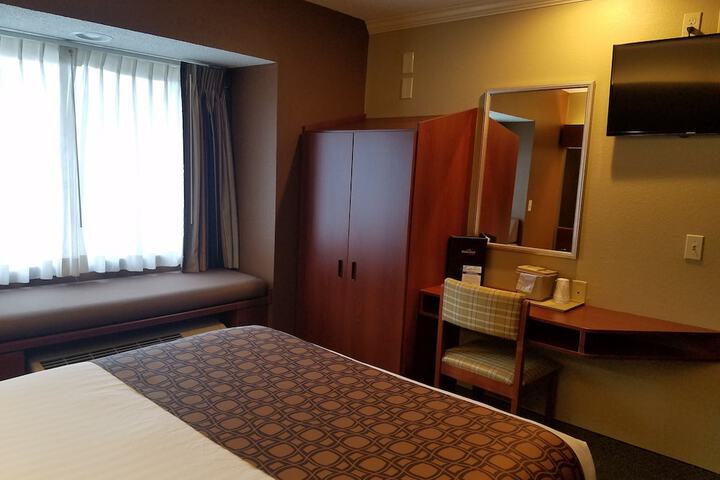 1 Queen Bed (5 of 34)