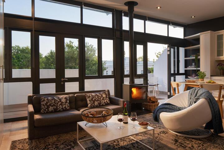 Lounge 9 of 28
