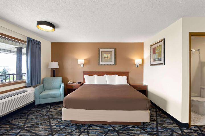 2 Queen Beds (8 of 12)