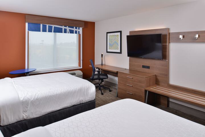2 Queen Beds Standard Comm Accessible (7 of 13)