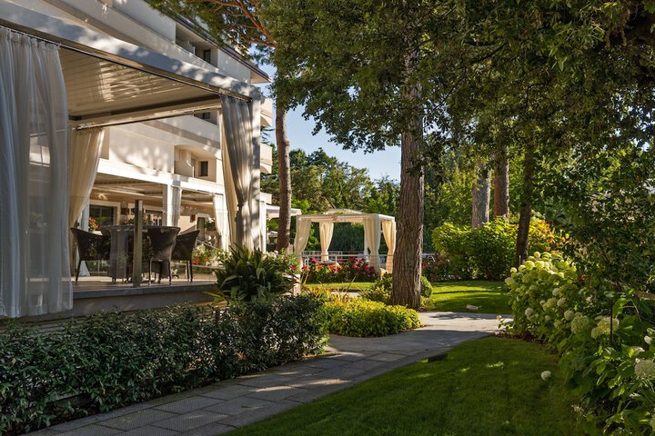 Hotel Exterior 85 of 97