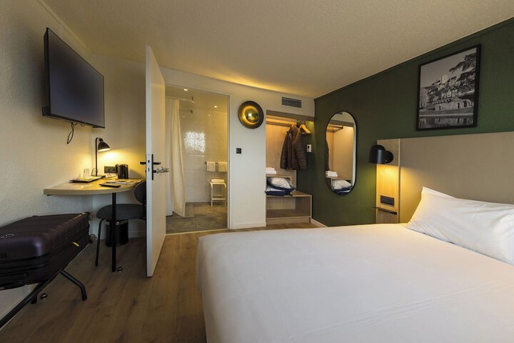 Room 5 of 68