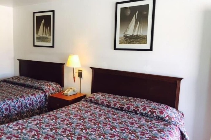 2 Queen Beds (2 of 7)