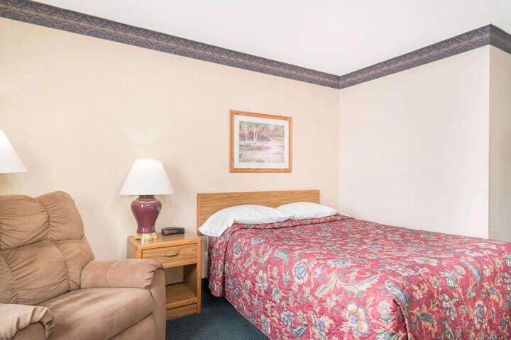 2 Queen Beds (1 of 15)