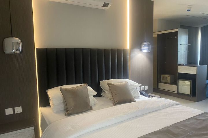 Room 27 of 100
