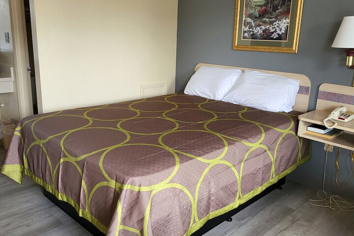 1 Queen Bed (7 of 18)