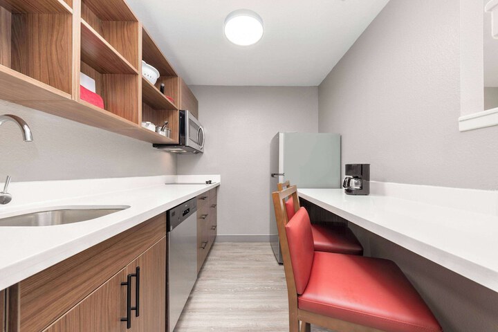 1 Queen Bed Suite Full Kitchen (14 of 15)