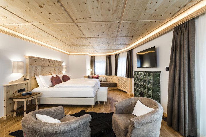 Room 4 of 153