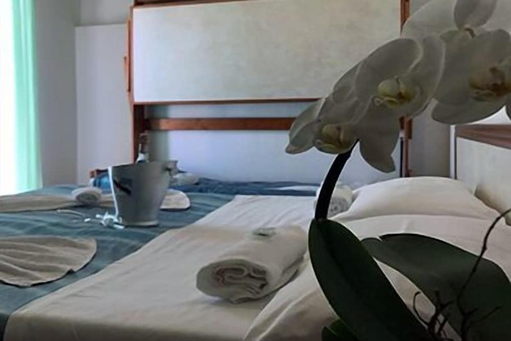 Room 4 of 65